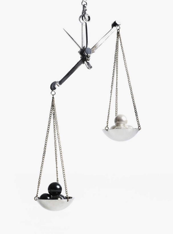 无人,竖图,俯视,室内,特写,白天,白色背景,幸福,纯洁,实验,仪器,静物,天平,研究,分析,化学,测试,珍珠,一个,健康,平衡,摄影,影棚,单个,贵重,珍贵,衡量,富有,计量,试验耗材,实验用品,宝贵,有机宝石,黑珍珠,秤,天平称,天平秤,彩图,高角度拍摄,影棚拍摄,拍摄