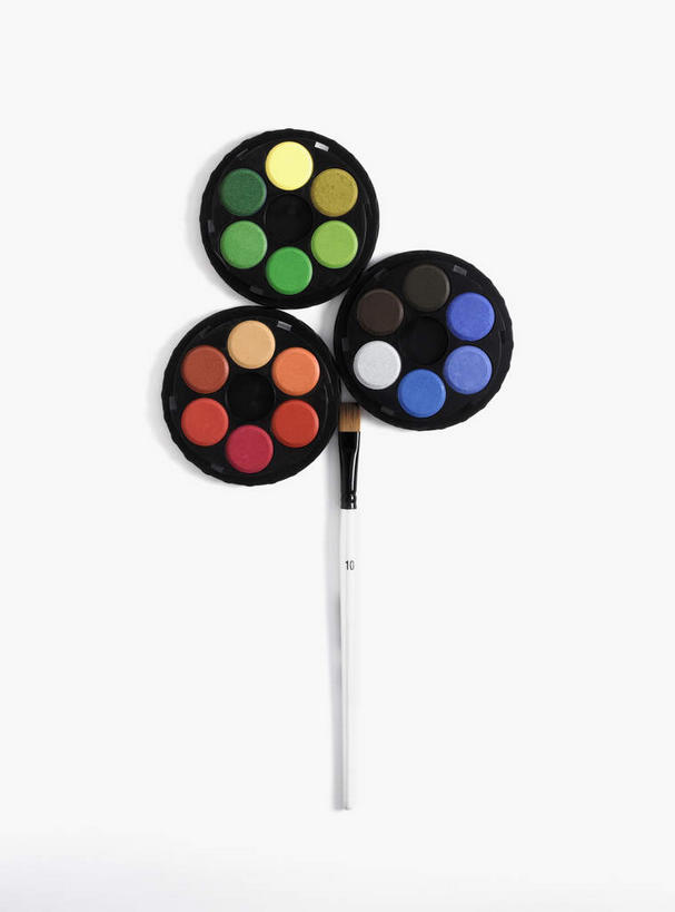 无人,竖图,室内,特写,白天,白色背景,正面,静物,吊挂,悬挂,阴影,反射,影子,塑料,挂,三个,塑料制品,摄影,影棚,调色盘,颜料,调色板,画具,彩图,影棚拍摄,拍摄