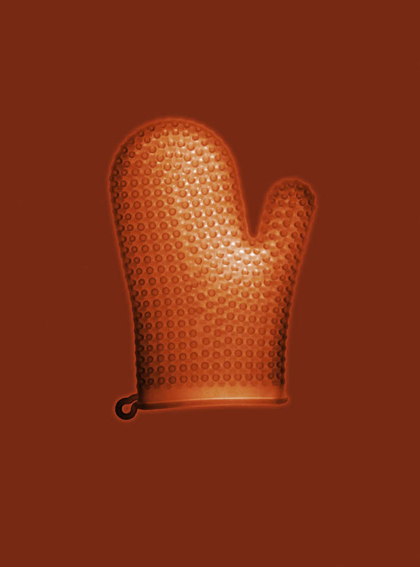 无人,竖图,俯视,室内,特写,白天,安全,静物,阴影,红色背景,反射,影子,防护,隔热手套,微波炉手套,一个,手套,摄影,影棚,单个,保护,厨房手套,隔热,彩图,高角度拍摄,影棚拍摄,拍摄