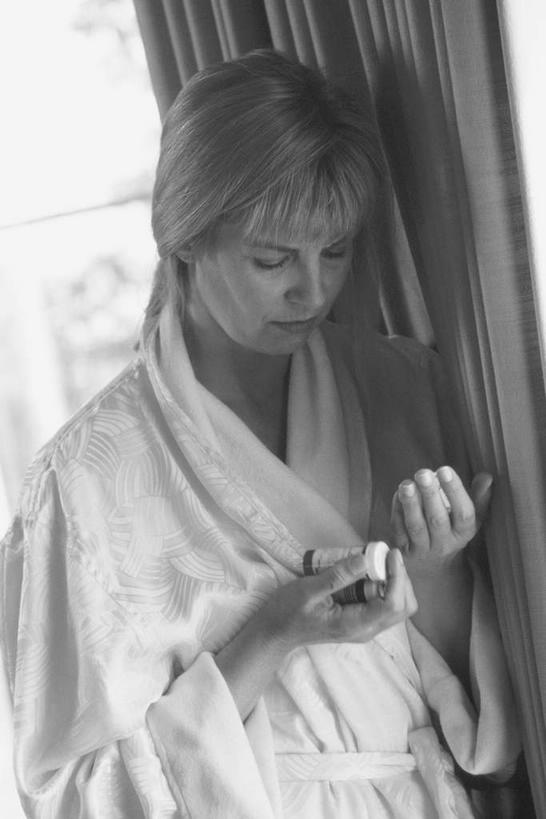 西方人,一个人,站,捧,竖图,黑白,室内,白天,浴袍,安全,窗户,窗帘,欧洲,欧洲人,仅一个女性,仅一个人,握,朦胧,模糊,装饰,药剂,药丸,防护,拿,拿着,注视,药片,玻璃窗,帘子,瓶子,塑料制品,药品,低头,观察,看,站着,仅一个中年女性,遮阳,塑料瓶,治疗,握着,观看,保护,华丽,修饰,药物,点缀,察看,医疗,关注,保险,预防,衬托,美观,雅致,雅观,平安,女人,女性,中年女性,白种人,端,端着,捧着,手捧,站立,半身,彩图,汤帷子,浴衣