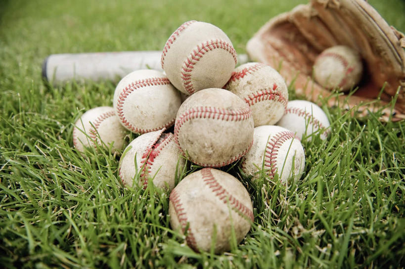 无人,横图,俯视,室外,特写,白天,锻炼,运动,棒球,垒球,草地,草坪,植物,一堆,许多,阴影,堆叠,堆积,反射,棒球棒,棒球手套,影子,球,草,绿色,手套,堆,体育,彩图,高角度拍摄,健身