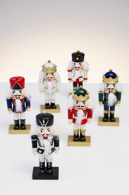 西方人,无人,站,竖图,俯视,室内,特写,白天,白色背景,制服,游戏,玩具,欧洲,欧洲人,许多,士兵,阴影,反射,玩偶,影子,许多人,玩,注视,娱乐,排列,衣服,观察,看,站着,一群人,休闲,益智,摄影,影棚,观看,活动,军人,察看,军装,发泄,关注,消遣,智力,军服,宣泄,兵士,摆列,男人,男性,中年男性,白种人,玩耍,嬉戏,站立,彩图,高角度拍摄,全身,影棚拍摄,拍摄,布列,分列