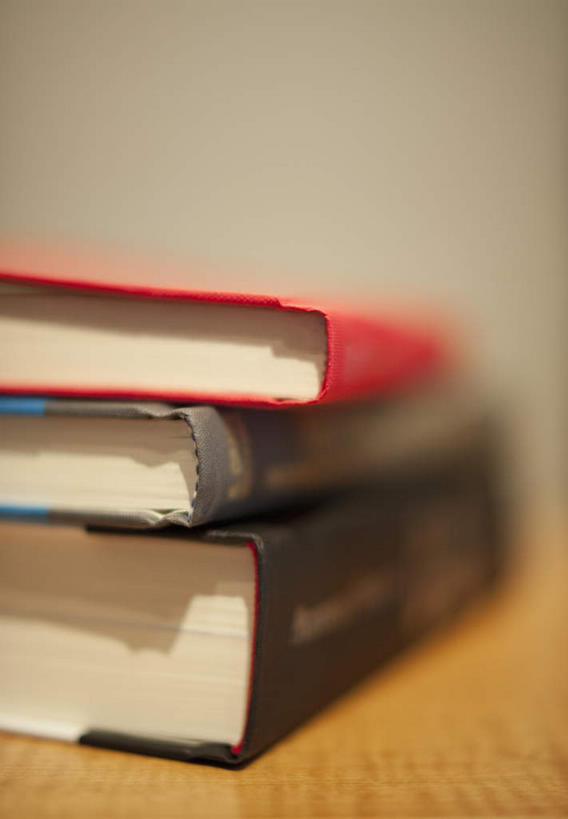 无人,竖图,室内,特写,白天,正面,桌子,静物,书籍,一堆,阴影,堆叠,堆积,朦胧,模糊,反射,影子,书桌,课桌,三本,堆,书,图书,彩图