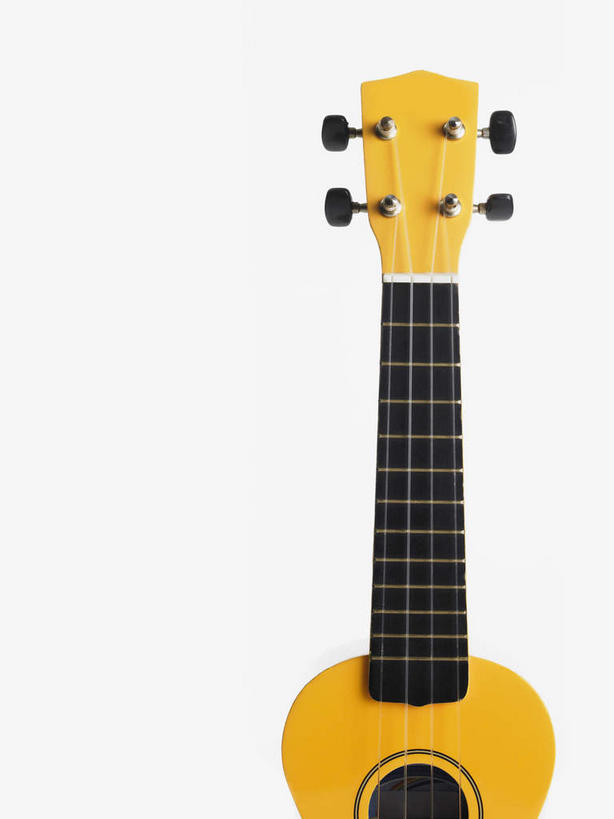 无人,竖图,室内,特写,白天,白色背景,正面,静物,一把,阴影,反射,影子,吉他,乐器,弦乐器,黄色,摄影,影棚,琴弦,弹拨弦鸣乐器,尤克里里琴,夏威夷四弦琴,彩图,影棚拍摄,拍摄,弹拨弦乐器