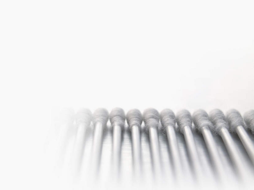 无人,横图,俯视,室内,特写,白天,白色背景,静物,一排,许多,阴影,朦胧,模糊,整齐,反射,影子,排列,棉花棒,棉签,摄影,影棚,队列,棉棒,擦拭棒,彩图,高角度拍摄,影棚拍摄,拍摄