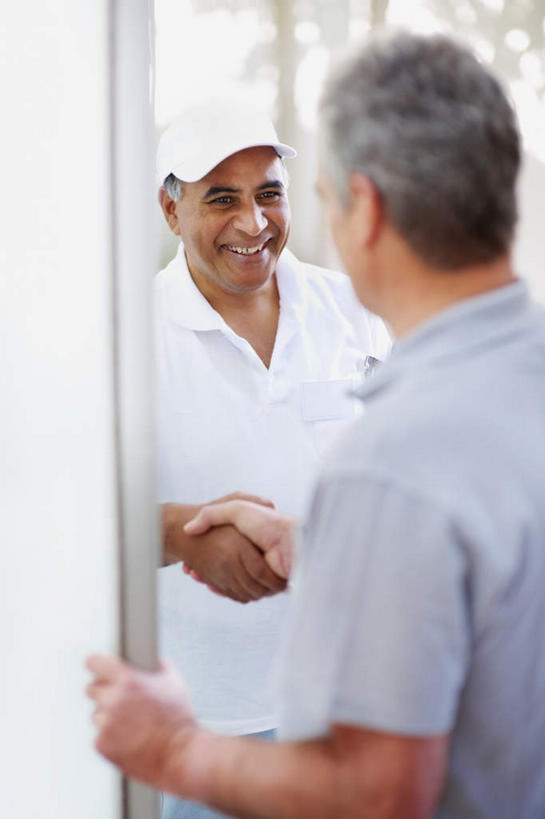 东方人,西方人,背部,两个人,机修工,站,握手,笑,微笑,露齿笑,竖图,室内,白天,正面,门,帽子,欧洲,欧洲人,亚洲,服装,朦胧,模糊,注视,休闲装,黄种人,运动帽,相视,工人,衣服,门框,观察,看,站着,休闲,面对面,休闲服,鸭舌帽,服饰,观看,对视,察看,互视,关注,相对,相看,男人,男性,中年男性,白种人,亚洲人,机械师,机修工人,搀手,拉手,手搀手,手拉手,手牵手,手握手,站立,半身,彩图