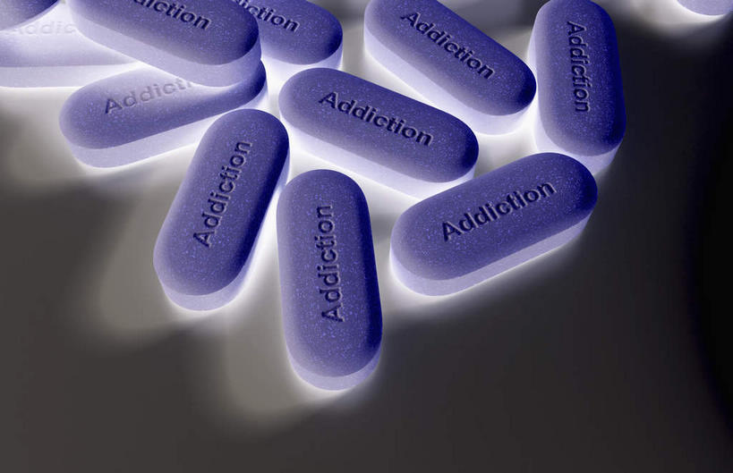 无人,横图,俯视,室内,白天,安全,许多,阴影,黑色背景,散落,反射,药剂,药丸,影子,防护,药片,紫色,药品,治疗,保护,药物,医疗,保险,预防,平安,彩图,高角度拍摄