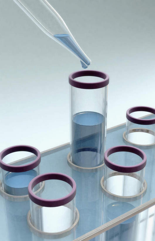 无人,竖图,室内,白天,白色背景,正面,实验,仪器,杯子,五个,一排,许多,研究,整齐,透明,分析,化学,测试,木制,滴管,溶液,试管,架子,玻璃制品,排列,一个,蓝色,玻璃瓶,木制品,瓶子,器皿,单个,滴,队列,计量,玻璃仪器,试验耗材,实验用品,玻璃杯,彩图