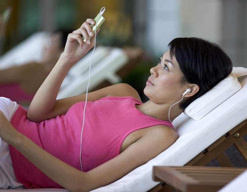 东方人,一个人,躺,横图,室内,特写,白天,侧面,快乐,满意,幸福,亚洲,仅一个年轻女性,仅一个女性,仅一个人,握,服装,朦胧,模糊,鲜艳,音响,美丽,音乐,拿,音乐播放器,拿着,注视,休闲装,黄种人,漂亮,娱乐,衣服,耳机,观察,看,享受,休闲,休闲服,放松,握着,服饰,观看,察看,舒适,优美,享乐,关注,摩登,按摩椅,艳丽,MP3播放器,斑斓,标致,瑰丽,娇艳,锦绣,娟秀,俊丽,奇丽,俏丽,时兴,秀丽,卧着,年轻女性,女人,女性,亚洲人,躺着,卧,半身,彩图,播放器