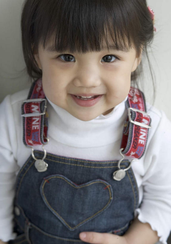 东方人,儿童,脸,头,脸颊,一个人,竖图,俯视,室内,特写,白天,纯洁,亚洲,仅一个女性,仅一个人,服装,依偎,注视,休闲装,黄种人,小孩,衣服,观察,看,靠,靠着,倚靠,仅一个小孩,休闲,休闲服,可爱,童年,童趣,服饰,观看,察看,倚着,关注,童真,烂漫,无邪,依附,依赖,投靠,天真,女孩,女人,女性,亚洲人,孩子,头部,脸部,脸蛋,面部,半身,彩图,高角度拍摄,女生