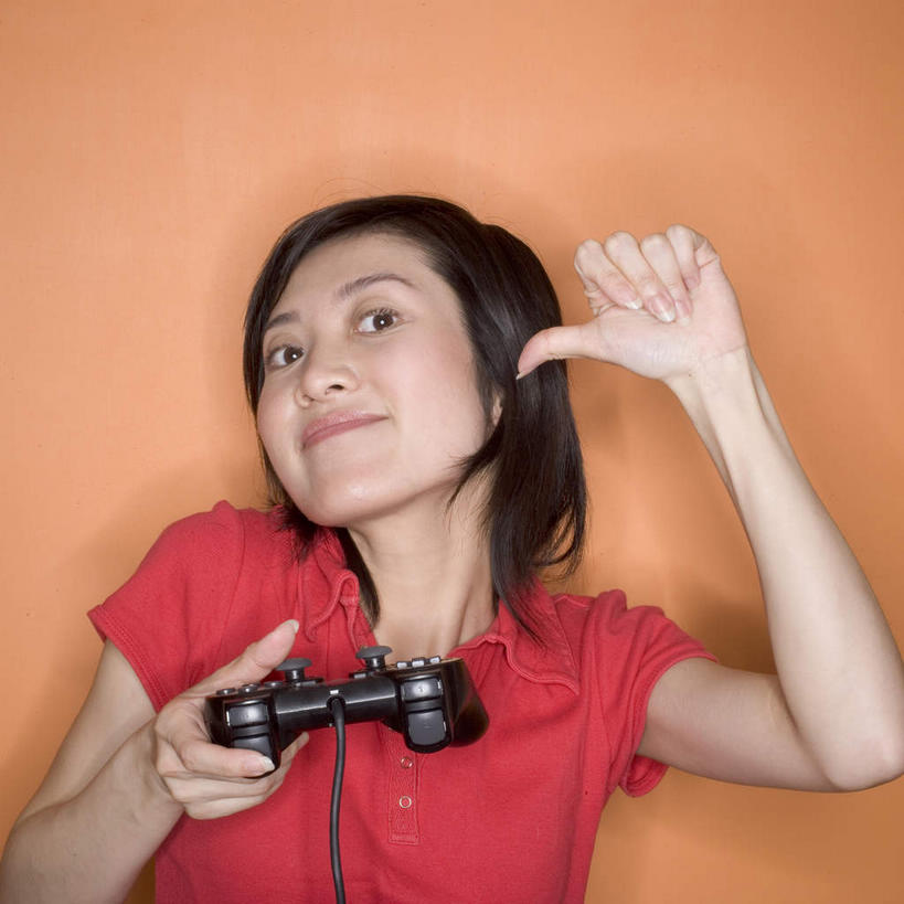 东方人,一个人,站,方图,室内,白天,白色背景,正面,游戏,智慧,亚洲,仅一个年轻女性,仅一个女性,仅一个人,突出,服装,玩,注视,休闲装,黄种人,娱乐,称赞,表扬,衣服,观察,看,手势,站着,休闲,休闲服,竖,摄影,服饰,游戏机,影棚,观看,活动,翘,高,察看,夸奖,优秀,发泄,关注,消遣,智力,好,妙,顺利,出色,超群,杰出,卓越,奇妙,宣泄,聪明,年轻女性,女人,女性,亚洲人,大拇指,玩耍,嬉戏,站立,半身,彩图,影棚拍摄,拍摄