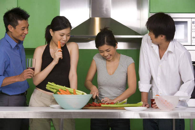 东方人,四个人,伙伴,朋友,站,横图,室内,白天,正面,友谊,餐桌,桌子,萝卜,胡萝卜,辣椒,蔬菜,金属制品,亚洲,一堆,许多,握,堆积,服装,新鲜,金属,工具,陶瓷,墙,食品,刀具,陶瓷制品,拿,拿着,扭头,注视,休闲装,黄种人,墙壁,墙面,食物,衣服,容器,碗,刀,低头,观察,看,站着,转头,休闲,休闲服,握着,服饰,有机食品,绿色食品,餐台,油烟机,观看,储藏,堆,察看,储存,关注,菜刀,彩椒,辣角,红海椒,大椒,辣虎,广椒,切菜刀,友情,男人,男性,年轻男性,年轻女性,女人,女性,亚洲人,甜椒,柿子椒,辣子,红萝卜,海椒,甘荀,番椒,灯笼椒,站立,半身,彩图,贮存