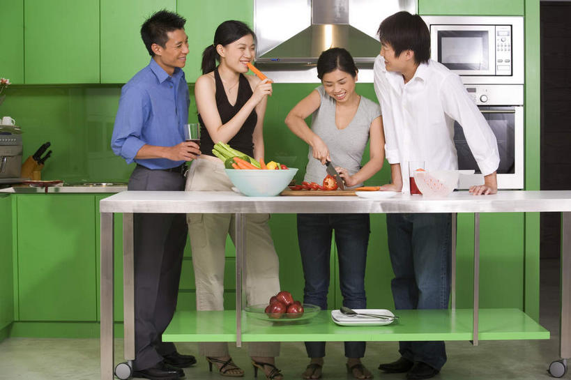 东方人,四个人,伙伴,朋友,站,横图,室内,白天,正面,友谊,萝卜,胡萝卜,辣椒,金属制品,亚洲,握,服装,金属,工具,墙,刀具,拿,拿着,扭头,注视,休闲装,黄种人,墙壁,墙面,衣服,刀,低头,观察,看,站着,转头,休闲,休闲服,握着,服饰,油烟机,观看,察看,关注,菜刀,彩椒,辣角,红海椒,大椒,辣虎,广椒,切菜刀,友情,男人,男性,年轻男性,年轻女性,女人,女性,亚洲人,甜椒,柿子椒,辣子,红萝卜,海椒,甘荀,番椒,灯笼椒,站立,半身,彩图