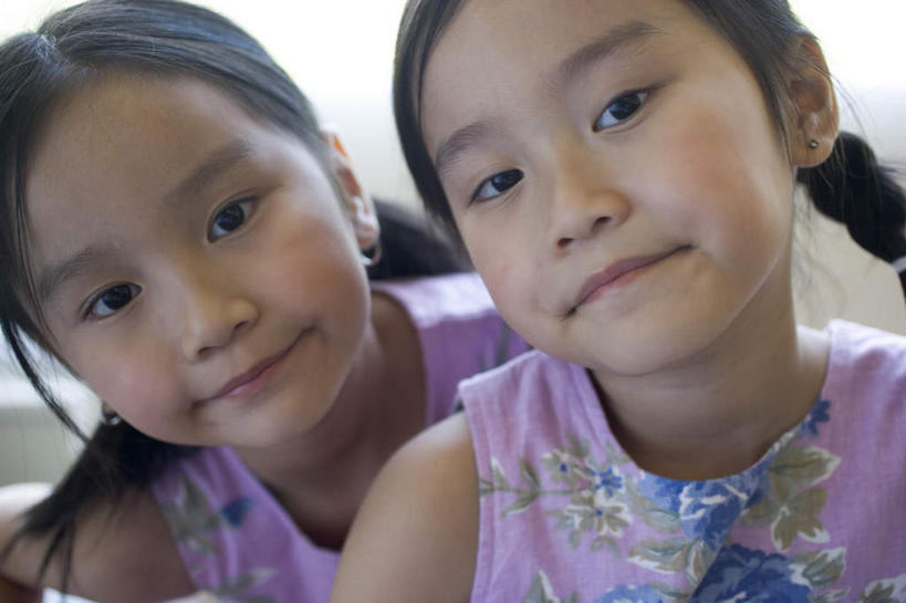 东方人,儿童,脸,头,脸颊,两个人,伙伴,朋友,坐,笑,微笑,横图,室内,特写,白天,正面,友谊,亚洲,服装,注视,休闲装,兄妹,黄种人,小孩,衣服,黑色,观察,看,休闲,休闲服,服饰,观看,察看,关注,友情,女孩,女人,女性,亚洲人,头部,长发,脸部,脸蛋,面部,坐着,半身,彩图,女生