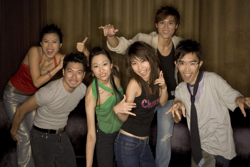 东方人,小拇指,伙伴,朋友,站,笑,微笑,横图,室内,白天,正面,爱情,友谊,窗帘,亚洲,阴影,服装,光线,影子,灯光,许多人,浪漫,注视,休闲装,黄种人,衣服,观察,看,手势,站着,一群人,休闲,休闲服,竖,服饰,观看,翘,察看,食指,关注,示爱,爱你,友情,男人,男性,年轻男性,年轻女性,女人,女性,亚洲人,大拇指,站立,半身,彩图