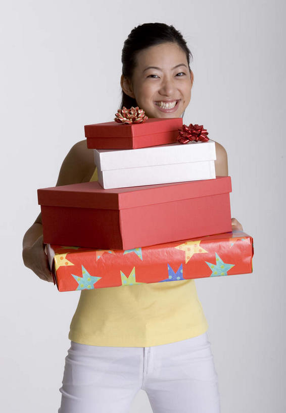 东方人,一个人,站,捧,竖图,室内,白天,正面,礼盒,礼物,亚洲,仅一个年轻女性,仅一个女性,仅一个人,服装,纸盒,休闲装,黄种人,盒子,衣服,包装盒,礼品盒,站着,休闲,休闲服,服饰,礼品,年轻女性,女人,女性,亚洲人,端,端着,捧着,手捧,站立,半身,彩图