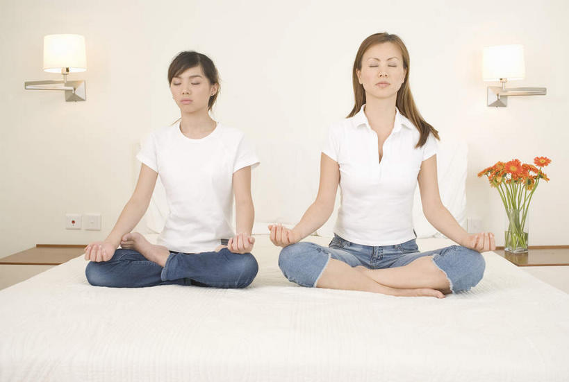 东方人,两个人,家庭,母亲,女儿,坐,闭眼,盘腿,横图,室内,白天,正面,植物,台灯,花瓶,照明,亚洲,许多,盛开,墙,灯光,黄种人,墙壁,墙面,玻璃制品,灯,花,花瓣,花朵,花卉,鲜花,红色,玻璃瓶,瓶子,灯具,花蕊,温暖,温馨,母女,一家人,母爱,照亮,和睦,照明设备,年轻女性,女人,女性,亚洲人,闭眼睛,闭着眼,闭着眼睛,盘腿而坐,盘膝,盘着腿的,盘着腿坐,双腿交叉,坐着,半身,彩图,融洽