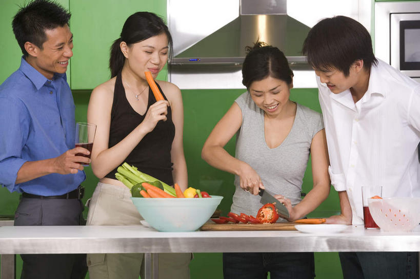 东方人,四个人,伙伴,朋友,站,横图,室内,白天,正面,友谊,餐桌,桌子,萝卜,胡萝卜,辣椒,蔬菜,金属制品,亚洲,一堆,许多,握,堆积,服装,新鲜,金属,工具,陶瓷,墙,食品,刀具,陶瓷制品,拿,拿着,扭头,注视,休闲装,黄种人,墙壁,墙面,食物,衣服,容器,碗,刀,低头,观察,看,站着,转头,休闲,休闲服,握着,服饰,有机食品,绿色食品,餐台,油烟机,观看,储藏,堆,察看,储存,关注,菜刀,彩椒,辣角,红海椒,大椒,辣虎,广椒,切菜刀,友情,男人,男性,年轻男性,年轻女性,女人,女性,亚洲人,甜椒,柿子椒,辣子,红萝卜,海椒,甘荀,番椒,灯笼椒,站立,半身,彩图,贮存