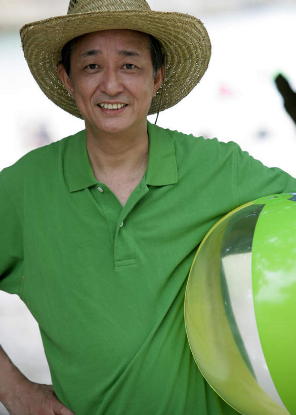 东方人,一个人,站,抱,笑,微笑,露齿笑,竖图,室外,白天,正面,帽子,亚洲,仅一个男性,仅一个人,仅一个中年男性,戴,服装,注视,休闲装,黄种人,手叉腰,一个,衣服,绿色,充气球,遮阳帽,叉腰,观察,看,站着,休闲,休闲服,服饰,单个,抱着,观看,戴着,察看,搂着,关注,一顶,男人,男性,中年男性,亚洲人,搂,搂抱,站立,半身,彩图