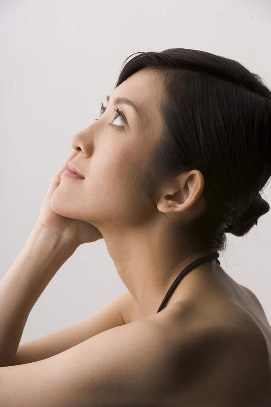 东方人,一个人,坐,竖图,室内,特写,白天,侧面,亚洲,仅一个年轻女性,仅一个女性,仅一个人,撑,灰色背景,托腮,注视,黄种人,观察,看,托,思考,摄影,影棚,观看,察看,关注,托下巴,思虑,年轻女性,女人,女性,亚洲人,坐着,半身,彩图,影棚拍摄,拍摄