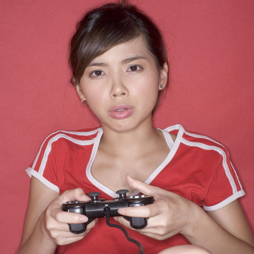 东方人,手,一个人,站,方图,室内,白天,正面,游戏,亚洲,仅一个年轻女性,仅一个女性,仅一个人,握,阴影,服装,反射,计算,影子,拿,玩,拿着,注视,休闲装,黄种人,娱乐,衣服,观察,看,站着,休闲,手部,休闲服,握着,服饰,游戏机,观看,活动,疑问,察看,发泄,关注,消遣,智力,宣泄,年轻女性,女人,女性,亚洲人,玩耍,嬉戏,站立,半身,彩图