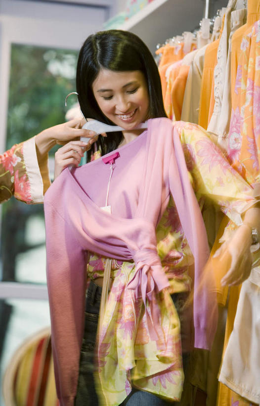 东方人,手,一个人,商店,站,笑,微笑,露齿笑,竖图,室内,白天,正面,购物,消费,超市,衣架,亚洲,仅一个年轻女性,仅一个女性,仅一个人,一排,握,阴影,服装,整齐,反射,影子,墙,拿,拿着,注视,黄种人,墙壁,墙面,排列,衣服,观察,看,站着,手部,握着,金融,百货,服饰,观看,察看,衣着,穿着,队列,关注,试衣服,选购,贸易,百货公司,血拼,衣饰,年轻女性,女人,女性,亚洲人,挂衣架,晾衣架,站立,半身,彩图,购物商场,购物中心,商业中心