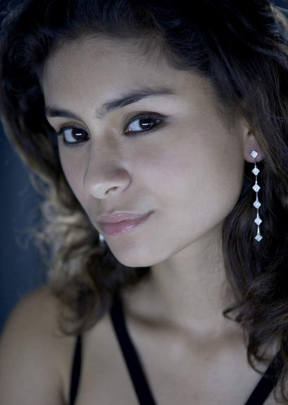 东方人,一个人,站,双手交叉,竖图,室内,白天,正面,亚洲,仅一个年轻女性,仅一个女性,仅一个人,阴影,服装,反射,影子,注视,休闲装,黄种人,衣服,观察,看,站着,休闲,休闲服,遮,遮掩,服饰,观看,疑惑,察看,掩盖,双手抱胸,遮挡,关注,遮盖,掩饰,年轻女性,女人,女性,亚洲人,站立,半身,彩图