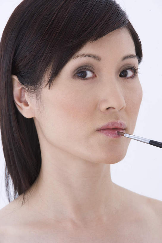 东方人,手,锁骨,肩胛骨,胸骨,肋骨,一个人,站,竖图,室内,白天,正面,化妆,美容,亚洲,仅一个年轻女性,仅一个女性,仅一个人,护肤,握,阴影,反射,影子,拿,拿着,注视,黄种人,裸露,观察,看,站着,保养,享受,休闲,手部,放松,握着,保健,观看,察看,关注,裸,唇蜜,养颜,胸椎,腰骨,肋软骨,年轻女性,女人,女性,亚洲人,站立,半身,彩图