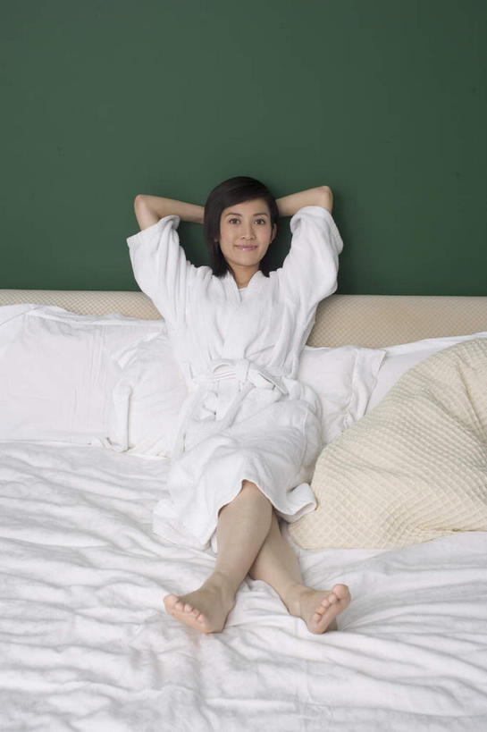 东方人,一个人,躺,笑,交叉,微笑,露齿笑,竖图,室内,白天,正面,满意,床,亚洲,仅一个年轻女性,仅一个女性,仅一个人,床单,注视,黄种人,被子,观察,看,舒服,温馨,单人床,观看,察看,舒适,被单,关注,惬意,相交,交集,惬心,舒畅,恬逸,卧着,年轻女性,女人,女性,亚洲人,躺着,卧,彩图,全身