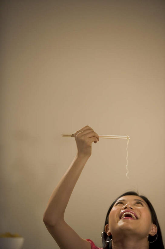 面食,面条,东方人,一个人,竖图,室内,白天,正面,筷子,餐具,亚洲,仅一个年轻女性,仅一个女性,仅一个人,握,灰色背景,朦胧,模糊,面,拿,拿着,黄种人,文化,传统,耳环,伸,握着,礼节,屈,礼仪,耳饰,年轻女性,女人,女性,亚洲人,进餐用具,抬头,仰头,半身,彩图