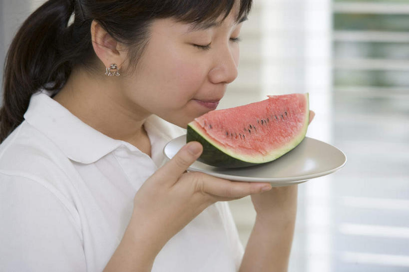 东方人,一个人,闭眼,横图,室内,白天,正面,地板,西瓜,餐具,亚洲,仅一个年轻女性,仅一个女性,仅一个人,握,咬,碟子,盘,地面,拿,拿着,黄种人,闻,木地板,盘子,碟,握着,咬着,嗅,年轻女性,女人,女性,亚洲人,寒瓜,闭眼睛,闭着眼,闭着眼睛,半身,彩图