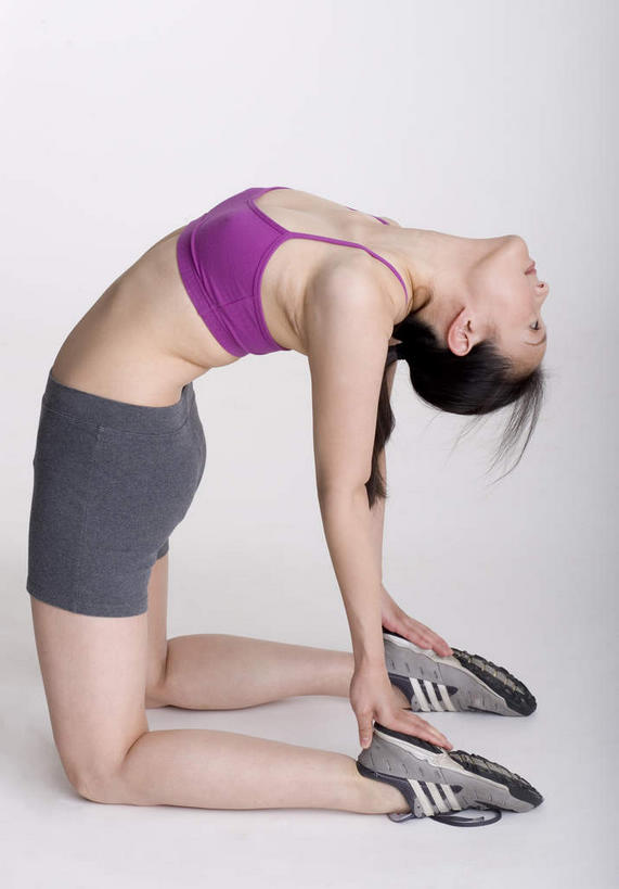 东方人,一个人,跪,竖图,室内,白天,白色背景,正面,运动鞋,锻炼,瑜伽,运动,鞋子,亚洲,仅一个年轻女性,仅一个女性,仅一个人,短裤,弯曲,吊带衫,黄种人,紫色,养生,摄影,影棚,休闲鞋,下腰,体育,年轻女性,女人,女性,亚洲人,跪着,彩图,全身,影棚拍摄,健身,拍摄