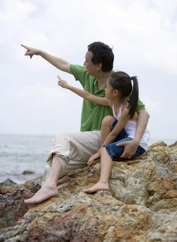 东方人,两个人,父亲,女儿,坐,竖图,全景,室外,白天,侧面,T恤衫,海浪,海洋,礁石,石头,天际线,亚洲,指,背心,石子,浪花,T恤,黄种人,光脚,方向,小孩,天空,海水,天,手势,父女,赤脚,父爱,指向,食指,海景,男人,男性,女孩,中年男性,亚洲人,大海,风浪,海,海水的波动,礁,近岸浪,石块,岩石,涌浪,坐着,彩图,全身