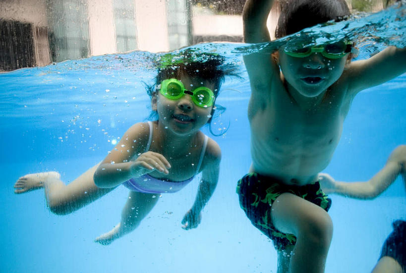 游泳,东方人,儿童,三个人,游泳池,家,笑,微笑,露齿笑,横图,室外,白天,仰视,泳装,纯洁,水,亚洲,波纹,泳镜,房屋,屋子,水池,水面,夏季,黄种人,泳池,楼房,住宅,小孩,蓝色,水纹,波浪,夏日,夏天,游玩,可爱,童年,童趣,童真,烂漫,无邪,连体泳衣,泅水,炎天,顽耍,拍浮,天真,男孩,男人,男性,女孩,女人,女性,亚洲人,玩耍,半身,彩图,低角度拍摄,泳衣,房子,男生,女生