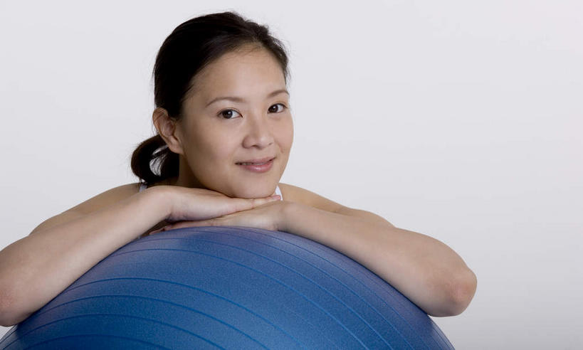 东方人,一个人,笑,微笑,露齿笑,竖图,室内,白天,白色背景,正面,靠垫,亚洲,仅一个年轻女性,仅一个女性,仅一个人,墙,靠枕,黄种人,墙壁,墙面,一个,蓝色,垫子,枕头,趴着,健身球,摄影,影棚,单个,瑜伽球,年轻女性,女人,女性,亚洲人,趴,半身,彩图,影棚拍摄,拍摄