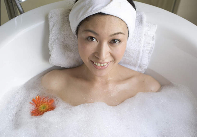 东方人,锁骨,肩胛骨,一个人,躺,笑,微笑,露齿笑,横图,室内,白天,正面,卫生间,浴室,亚洲,仅一个年轻女性,仅一个女性,仅一个人,浸泡,阴影,盛开,光线,纺织物,影子,花蕾,黄种人,花,花瓣,花朵,鲜花,阳光,毛巾,浴缸,花苞,花蕊,清洁,保暖,透气,防水,储水,耐磨,吸水,卧着,年轻女性,女人,女性,亚洲人,淋浴房,躺着,卧,半身,彩图,冲凉房,沐浴间,沐浴室