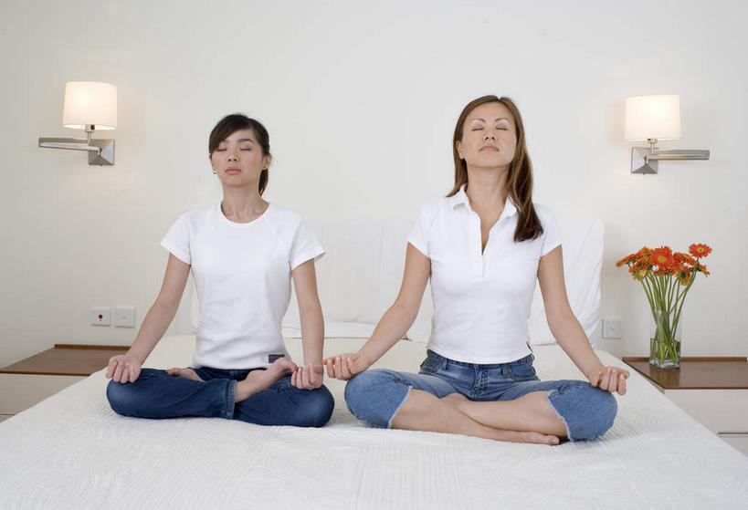 东方人,两个人,坐,闭眼,盘腿,横图,室内,白天,正面,T恤衫,锻炼,瑜伽,运动,床,照明,亚洲,阴影,盛开,光线,壁灯,影子,灯光,床单,T恤,花蕾,黄种人,被子,灯,花,花瓣,花朵,鲜花,灯具,花苞,花蕊,养生,单人床,照亮,被单,照明设备,体育,年轻女性,女人,女性,亚洲人,闭眼睛,闭着眼,闭着眼睛,盘腿而坐,盘膝,盘着腿的,盘着腿坐,双腿交叉,坐着,彩图,全身,健身