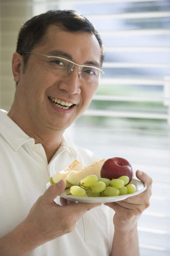 东方人,一个人,站,举,笑,微笑,露齿笑,竖图,室内,白天,侧面,窗户,落地窗,餐具,水果,亚洲,仅一个男性,仅一个人,仅一个中年男性,服装,朦胧,模糊,新鲜,碟子,盘,眼镜,百叶窗,生食,食品,果实,扭头,注视,休闲装,黄种人,玻璃窗,食物,衣服,盘子,碟,观察,看,托,站着,转头,休闲,休闲服,服饰,有机食品,绿色食品,观看,老花镜,察看,关注,远视眼镜,百页窗,男人,男性,中年男性,亚洲人,举起,举手,举着,向上举,向上伸,向上托,站立,半身,彩图