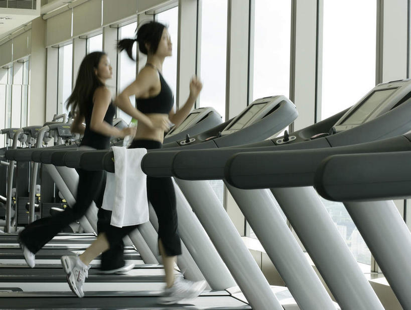 东方人,两个人,跑,横图,室内,白天,侧面,运动服,锻炼,运动,窗户,亚洲,阴影,内衣,服装,光线,纺织物,影子,黄种人,运动器械,玻璃窗,衣服,阳光,毛巾,清洁,辫子,健身器械,胸罩,文胸,服饰,保暖,衣着,穿着,健身器材,透气,防水,乳罩,胸衣,衣饰,储水,耐磨,吸水,体育,年轻女性,女人,女性,亚洲人,跑步,彩图,全身,健身,运动器材,跑步机,运动装