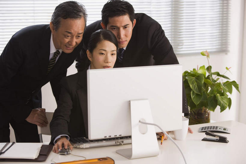 东方人,三个人,同事,商务人士,商务男性,商务女性,站,坐,横图,室内,白天,正面,衬衫,成功,合作,团队,集体,信心,计算器,电脑,显示器,鼠标,键盘,窗户,桌子,椅子,亚洲,连接,弯腰,组合,套装,计算,科学,网络,材料,档案,文件,百叶窗,办公桌,办公用品,订书机,注视,黄种人,输入设备,通讯设备,队伍,会议椅,资料,观察,看,站着,台式电脑,理财,财务,观看,链接,办公椅,察看,领导,装订,成就,关注,数学,拼接,杠杆,拼凑,文档,通信设备,商务装,合伙,领袖,订书器,工薪阶层,输出设备,拼合,凑集,聚合,撮合,链结,弯身,缝合,商务椅,培训椅,老年男性,男人,男性,年轻男性,年轻女性,女人,女性,亚洲人,白领,上班族,站立,坐着,半身,彩图,衬衣