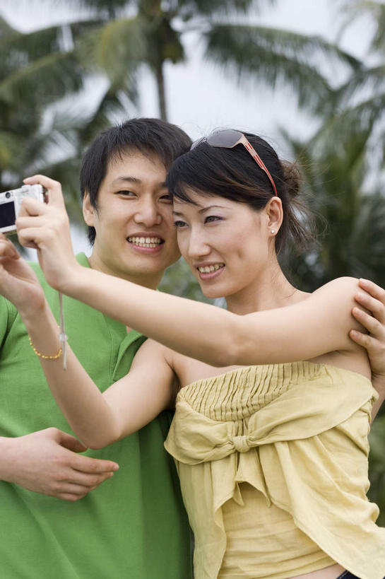 东方人,两个人,站,抱,笑,微笑,露齿笑,竖图,室外,白天,正面,爱情,植物,棕榈树,相机,叶子,亚洲,握,服装,墨镜,眼镜,绿叶,浪漫,拿,拿着,注视,休闲装,黄种人,树,树木,拍照,衣服,绿色,自然,数码相机,太阳镜,太阳眼镜,观察,看,站着,休闲,温暖,温馨,休闲服,嫩叶,遮阳镜,恩爱,握着,恋人,摄影,服饰,生长,成长,抱着,观看,和睦,察看,搂着,关注,棕榈叶,照像,男人,男性,年轻男性,年轻女性,女人,女性,亚洲人,情侣,叶,叶片,照相机,怀抱,搂,搂抱,相抱,拥抱,站立,半身,彩图,照相,伴侣,融洽