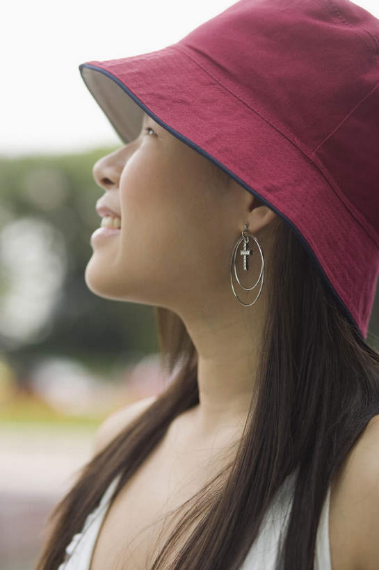 东方人,一个人,笑,微笑,露齿笑,竖图,室外,特写,白天,侧面,帽子,亚洲,仅一个年轻女性,仅一个女性,仅一个人,朦胧,模糊,装饰,注视,黄种人,一个,红色,黑色,耳环,遮阳帽,看,单个,渔夫帽,华丽,修饰,点缀,关注,衬托,美观,雅致,雅观,一顶,耳饰,年轻女性,女人,女性,亚洲人,长发,抬头,仰头,半身,彩图