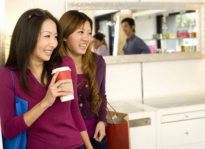 东方人,背,四个人,同事,商店,捧,横图,室内,白天,正面,购物,成功,合作,团队,集体,信心,消费,镜子,超市,杯子,亚洲,一面,服装,包,皮包,棕色,休闲装,黄种人,队伍,一个,衣服,红色,蓝色,紫色,黑色,倒影,纸制品,背着,休闲,休闲服,金融,百货,服饰,单个,纸杯,单肩包,镜像,倒映,领导,镜面,成就,一次性杯子,合伙,领袖,选购,贸易,百货公司,血拼,反照,男人,男性,年轻男性,年轻女性,女人,女性,亚洲人,长发,卷发,端,端着,捧着,手捧,半身,彩图,购物商场,购物中心,商业中心