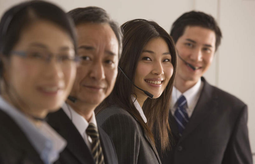 东方人,脸,头,脸颊,四个人,同事,商务人士,商务男性,商务女性,站,横图,室内,特写,白天,正面,衬衫,通讯,成功,合作,团队,集体,信心,客服,亚洲,套装,朦胧,模糊,信息,墙,话务员,扭头,注视,黄种人,队伍,肩膀,墙壁,墙面,白色,耳机,耳麦,话筒,观察,看,站着,转头,服务,通信,观看,协调,察看,麦克风,领导,成就,关注,销售,商务装,合伙,领袖,工薪阶层,客服人员,电话销售,接待员,老年男性,男人,男性,年轻男性,年轻女性,女人,女性,亚洲人,头部,脸部,脸蛋,面部,白领,接线员,上班族,站立,半身,彩图,衬衣