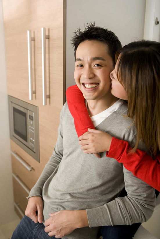 东方人,两个人,夫妻,站,抱,笑,吻,微笑,露齿笑,竖图,室内,白天,正面,爱情,烹饪,柜子,厨具,亚洲,阴影,服装,朦胧,模糊,光线,电器,影子,浪漫,注视,休闲装,黄种人,一个,衣服,红色,灰色,衣橱,观察,看,站着,休闲,休闲服,恩爱,恋人,服饰,单个,抱着,观看,微波炉,察看,家电,家用电器,搂着,关注,微波,炊具,烹饪用具,更衣橱,男人,男性,年轻男性,年轻女性,女人,女性,亚洲人,夫妇,情侣,烹调用具,怀抱,搂,搂抱,烹调,亲,亲吻,相抱,拥抱,站立,半身,彩图,伴侣,小家电