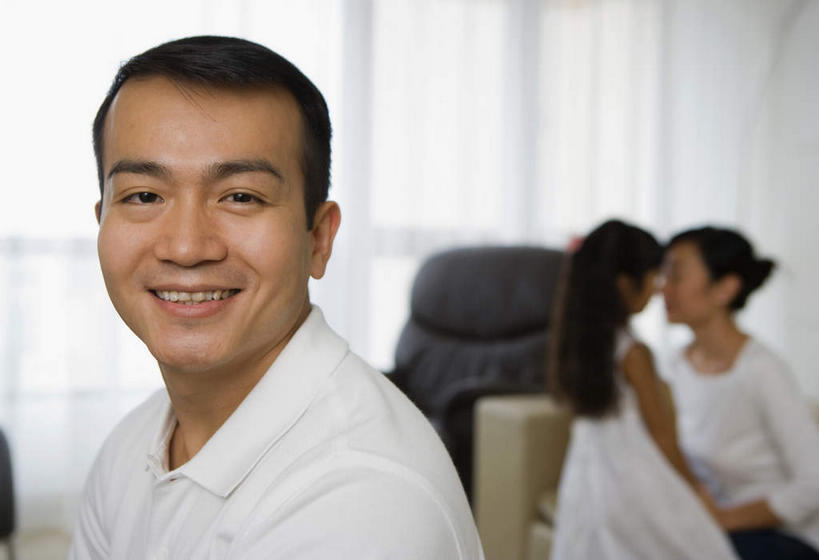 东方人,儿童,脸,头,脸颊,三个人,家庭,夫妻,母亲,父亲,女儿,站,坐,笑,微笑,露齿笑,横图,室内,特写,白天,正面,T恤衫,爱情,纯洁,窗户,窗帘,落地窗,沙发,椅子,亚洲,阴影,朦胧,模糊,装饰,光线,影子,浪漫,T恤,注视,黄种人,肩膀,玻璃窗,小孩,帘子,会议椅,观察,看,站着,温暖,温馨,父女,母女,三口之家,一家人,遮阳,恩爱,父爱,可爱,母爱,童年,童趣,恋人,观看,靠近,华丽,修饰,办公椅,点缀,和睦,察看,凑近,关注,聚拢,童真,烂漫,无邪,衬托,美观,雅致,雅观,商务椅,培训椅,挨近,接近,靠拢,天真,男人,男性,年轻男性,年轻女性,女孩,女人,女性,亚洲人,孩子,年轻人,头部,脸部,脸蛋,面部,夫妇,情侣,站立,坐着,半身,彩图,伴侣,融洽,女生,皮沙发