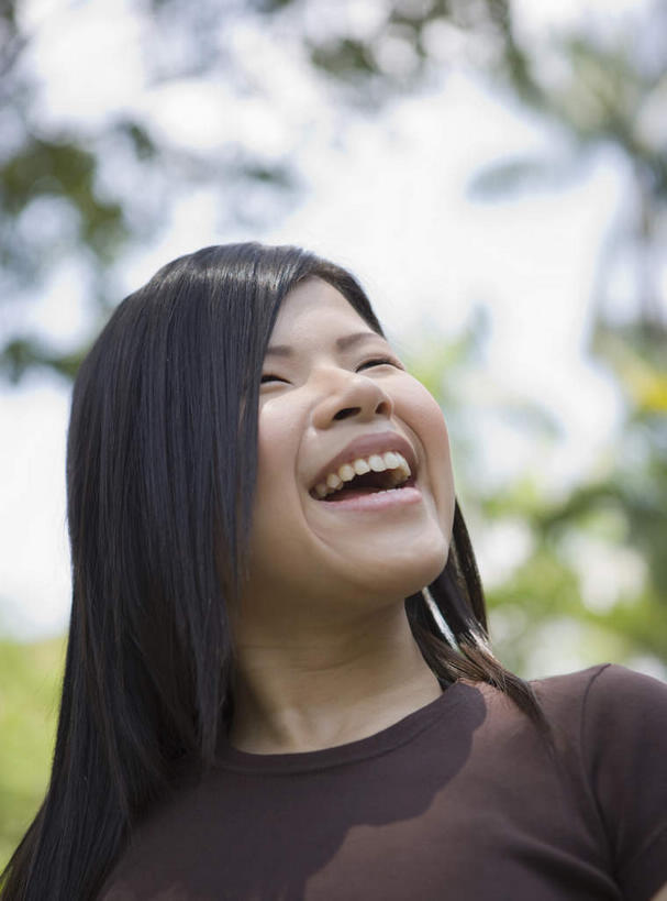 东方人,脸,头,脸颊,一个人,笑,微笑,露齿笑,竖图,室外,白天,仰视,兴奋,亚洲,仅一个年轻女性,仅一个女性,仅一个人,阴影,服装,朦胧,模糊,光线,影子,注视,休闲装,黄种人,肩膀,衣服,天空,阳光,天,观察,看,张嘴,休闲,休闲服,服饰,观看,察看,关注,张大嘴巴,方法,年轻女性,女人,女性,亚洲人,头部,脸部,脸蛋,面部,张开嘴,半身,彩图,低角度拍摄,高兴