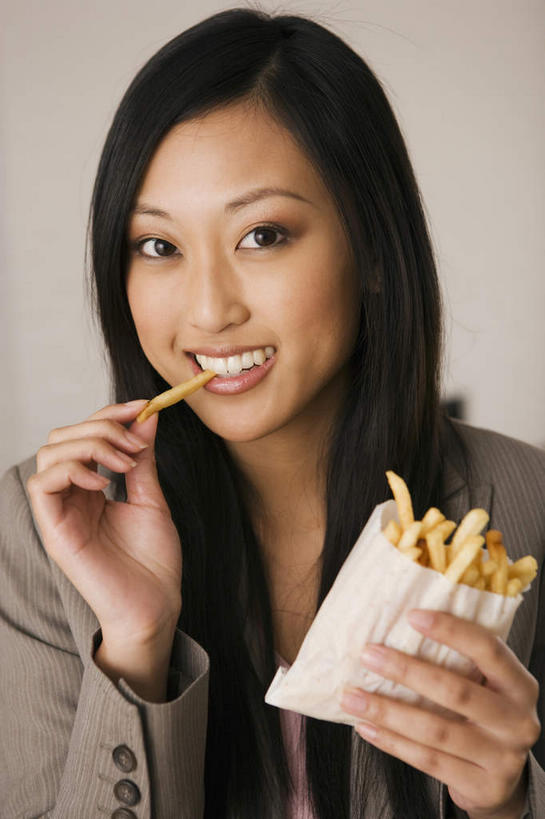 东方人,脸,头,脸颊,手,一个人,站,笑,吃,微笑,露齿笑,竖图,室内,特写,白天,正面,烹饪,西餐,餐桌,桌子,蔬菜,土豆,亚洲,仅一个年轻女性,仅一个女性,仅一个人,握,服装,新鲜,料理,食品,拿,拿着,注视,休闲装,黄种人,薯条,菜肴,美食,食物,衣服,快餐,观察,看,站着,休闲,手部,休闲服,西式,握着,服饰,佳肴,有机食品,绿色食品,餐台,观看,察看,关注,西式快餐,垃圾食品,馍馍蛋,一包,年轻女性,女人,女性,亚洲人,头部,脸部,脸蛋,面部,洋芋,山药蛋,马铃薯,嚼,食,站立,半身,彩图