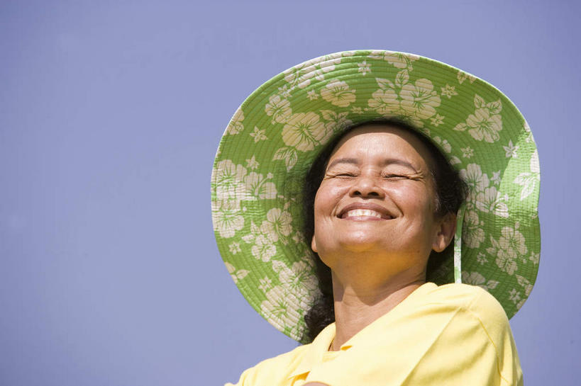 东方人,皱纹,一个人,站,闭眼,笑,微笑,露齿笑,横图,室外,特写,白天,仰视,帽子,亚洲,仅一个女性,仅一个人,服装,草帽,注视,休闲装,黄种人,衣服,蓝色,蓝天,天空,天,观察,看,站着,仅一个中年女性,休闲,休闲服,服饰,晴朗,观看,察看,关注,淳朴,憨厚,万里无云,质朴,朴素,淳厚,敦厚,敦朴,憨实,浑厚,浑朴,老诚,纯朴,女人,女性,中年女性,亚洲人,晴空,晴空万里,闭眼睛,闭着眼,闭着眼睛,站立,半身,彩图,低角度拍摄