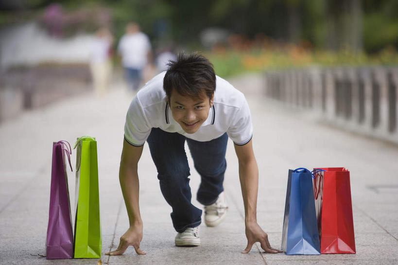 东方人,一个人,栏杆,笑,微笑,露齿笑,横图,室外,白天,正面,购物,消费,道路,路,袋子,亚洲,仅一个男性,仅一个人,撑,准备,阴影,服装,朦胧,模糊,光线,包装袋,瓷砖,地砖,手提袋,影子,围栏,小路,购物袋,地面,交通,注视,休闲装,黄种人,护栏,仅一个年轻男性,衣服,阳光,观察,看,休闲,休闲服,金融,服饰,观看,察看,撑着,购买,关注,预备,贸易,男人,男性,年轻男性,亚洲人,抬头,仰头,彩图,全身,豫备